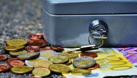 Επιμένει για τα «κρυφά» εκατομμύρια σε σπίτι πρώην υπουργού η «Δημοκρατία»
